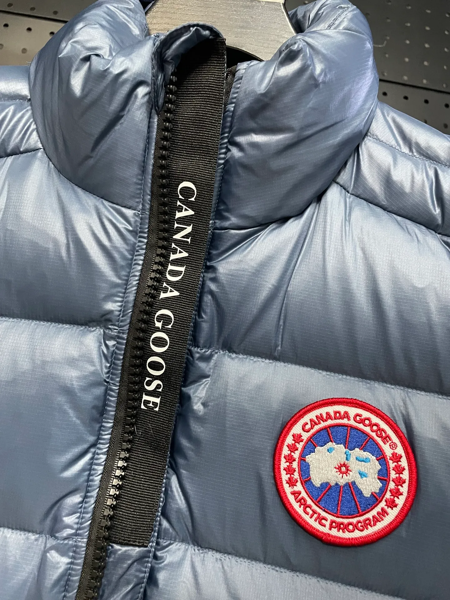 P560 Canadian brand CanadaGoose men's and women's CROFTON lightweight down vest 2229M DWR water-repellent treatment WindWall windproof fabric 700 fleece filling original mold opening details one to one production The upper body effect is stunning Exclusively available on the Xiaohongshu purchasing platform The highest version on the market Size: XS S M L XL XXL